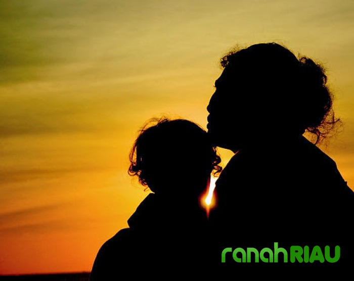 Puisi tentang Cinta: Sinar Mentari, karya Ibune Daniel